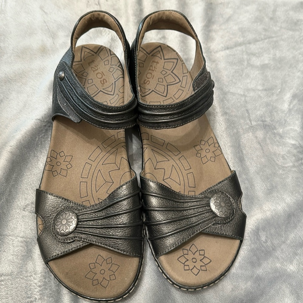 Taos Women’s Leather Sandals Size 10 Gray Velcros Adjustable Straps Comfortable
